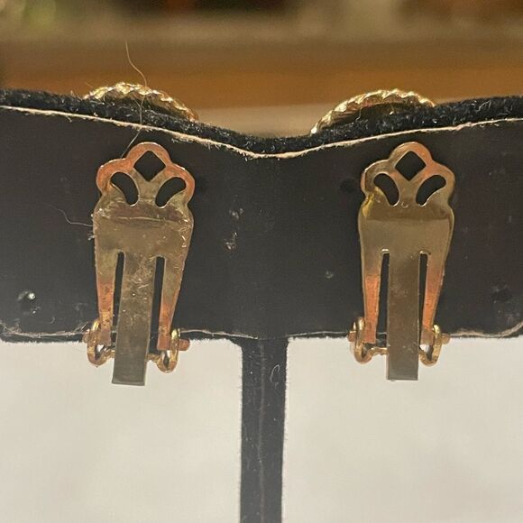 Vintage clip on earrings - Picture 2 of 4